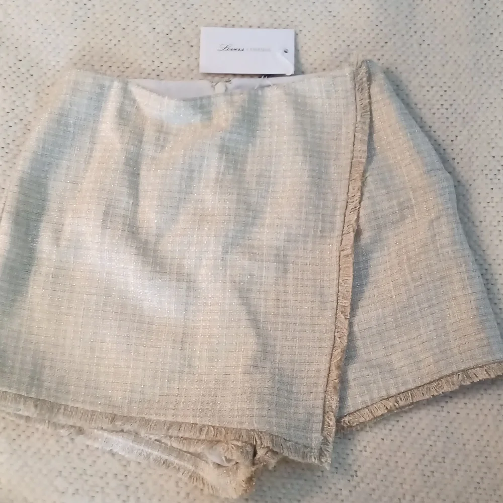 Lovers & Friends Skort textured with gold thread Pockets
